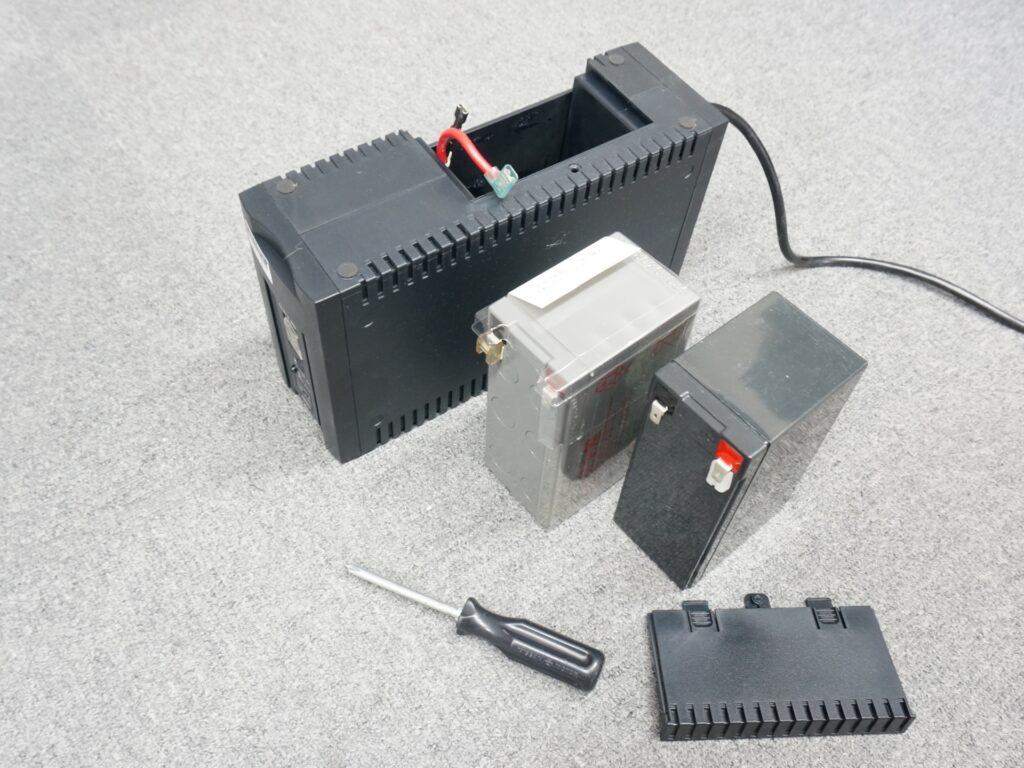 デスク下に設置したUPS（無停電電源装置）とパソコン周辺機器の様子