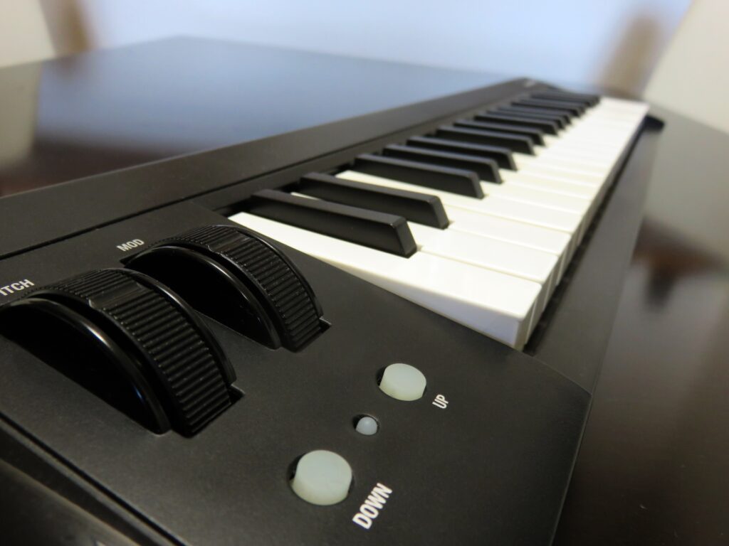 49鍵のMIDIキーボードで両手を使ってメロディを演奏している様子
