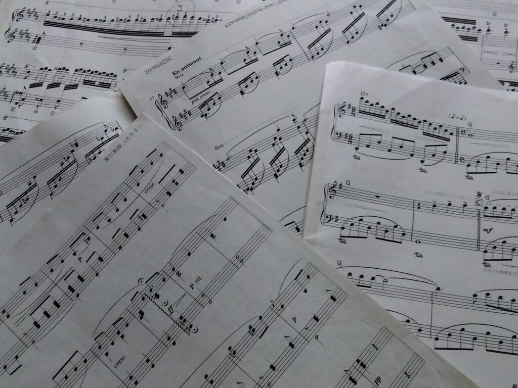 レコードやデジタル音源から音をサンプリングしているイメージ