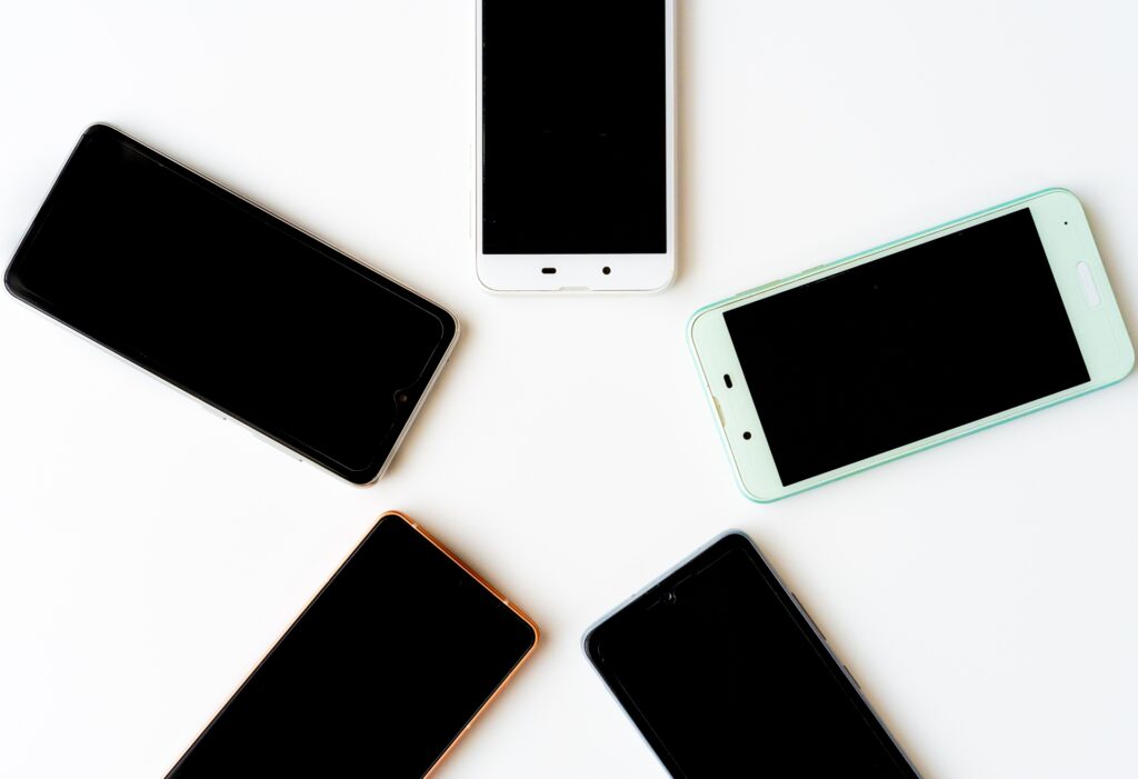 iPhoneとAndroidスマートフォンで音楽制作アプリを使い比べているイメージ