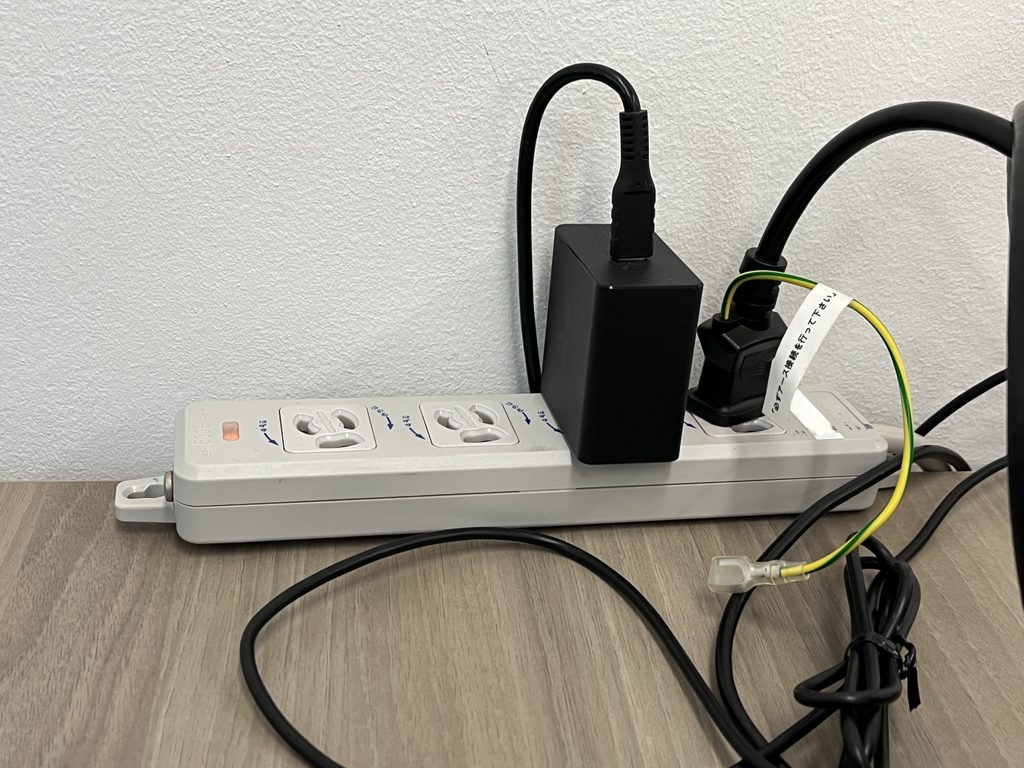 オーディオインターフェースと電源ケーブルが接続されている機材周辺の様子