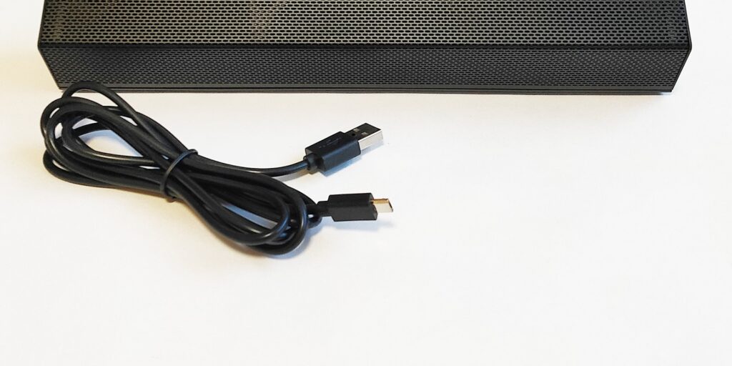 MIDIキーボードのUSBケーブルをパソコンに接続している様子