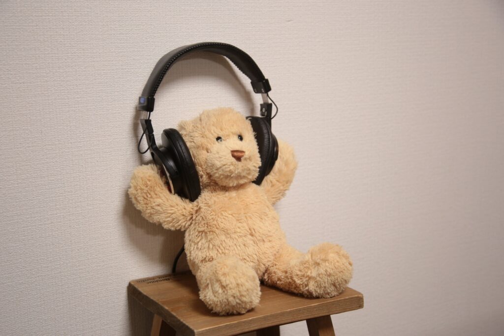 モニターヘッドホンを着用しながらDAWのミックス画面を操作している