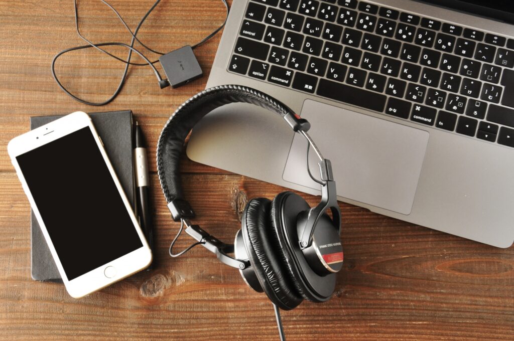 スマートフォンで作曲アプリを操作しているシーン
