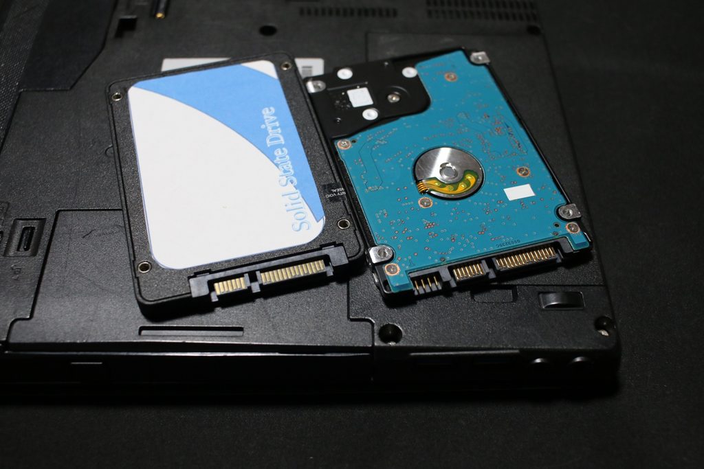 HDDとSSDの構造の違いを示す比較イメージ