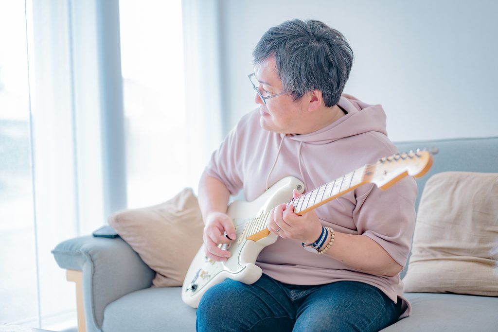 DTMで作った曲を音楽配信サービスで販売しているイメージ
