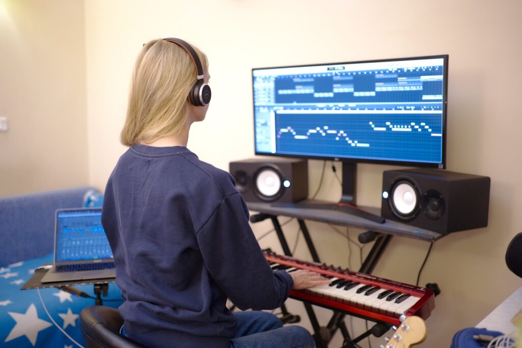 ストック音源の作品数が増えるにつれて収益が積み上がっていくイメージ