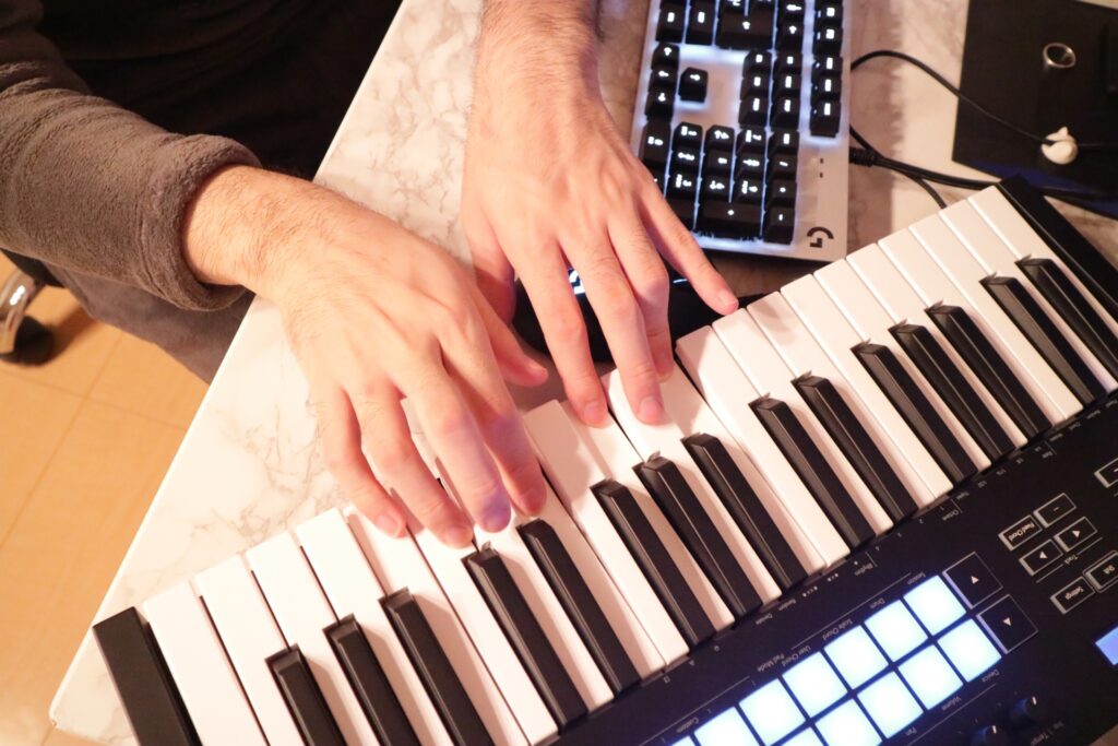 37鍵のMIDIキーボードをコンパクトなデスクに設置した様子
