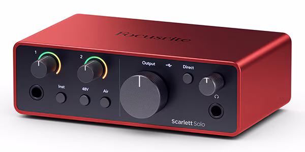 Focusrite Scarlett Solo（第4世代）の正面から見た外観。赤いボディが特徴的なコンパクトなオーディオインターフェース