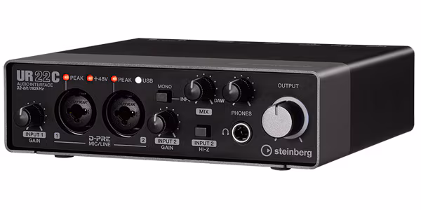 Steinberg UR22CのUSB-C対応オーディオインターフェース正面。コンパクトなボディにXLR端子が2つ搭載されている