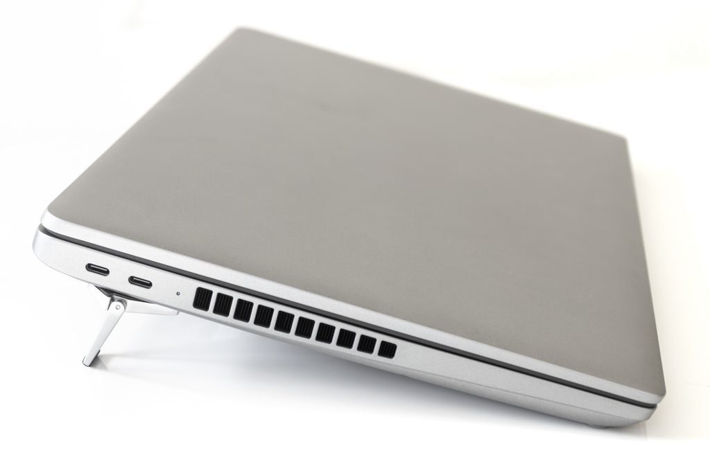 アルミ製ノートパソコンスタンドにMacBookを載せたDTM作業デスク