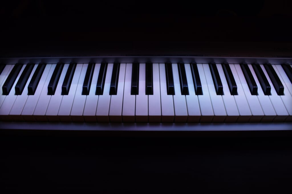 CubaseのMIDIピアノロールエディターでメロディを打ち込んでいる操作画面