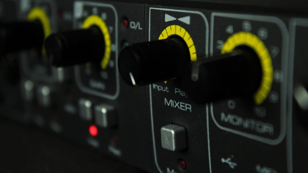 CubaseのDAW画面でピアノロールを使ってMIDIを打ち込んでいる様子