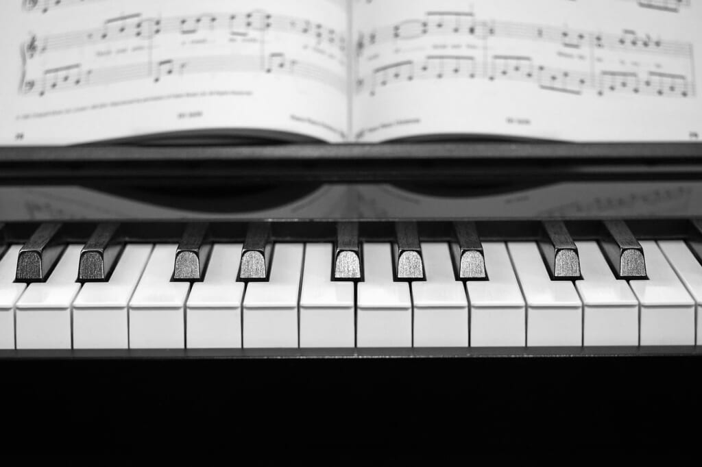 MacのLogic Pro画面でトラックを編集して音楽を制作している様子