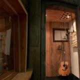 DTMルームの吸音パネルとモニタースピーカーを設置した作業デスク