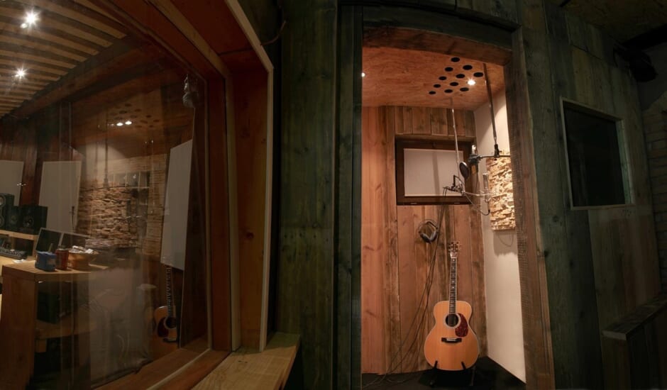 DTMルームの吸音パネルとモニタースピーカーを設置した作業デスク