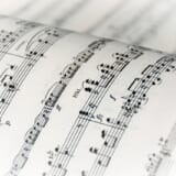 DTM初心者がDAWで作曲しながら最初の1曲に取り組んでいるイメージ