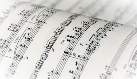 DTM初心者がDAWで作曲しながら最初の1曲に取り組んでいるイメージ